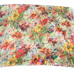 🌻NWOT Vibrant Floral Lightweight Scarf